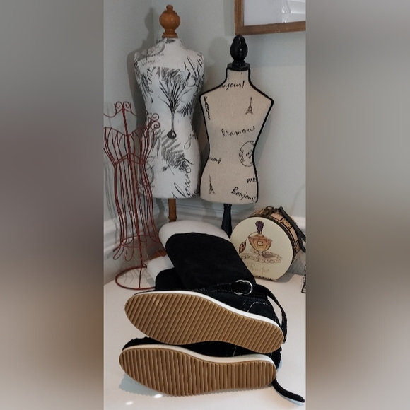 Modern Vice Made in Italy Black Suede Pull On Boot Like New - Picture 7 of 9